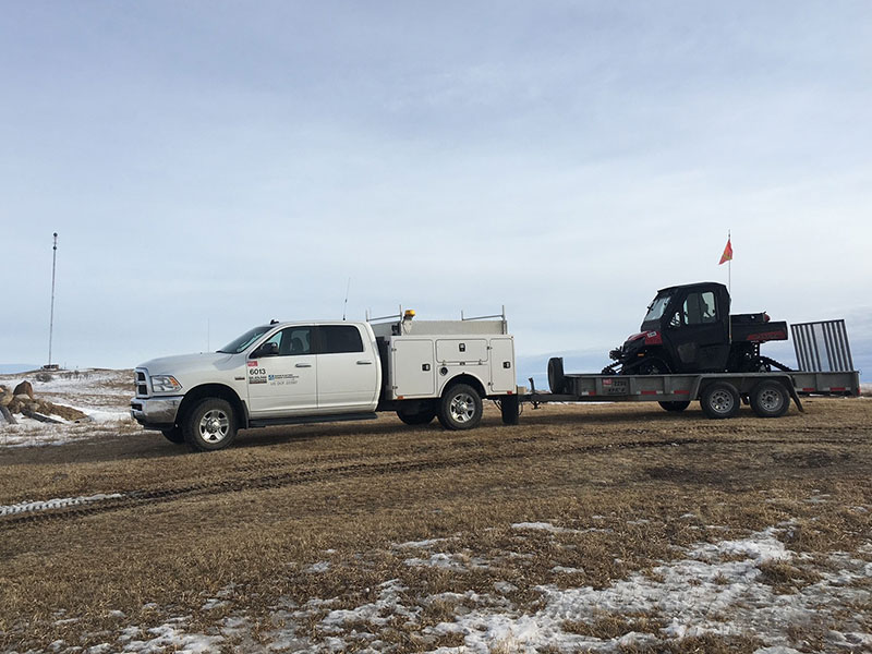 Truck pulling trailer with side-by-side vehicle